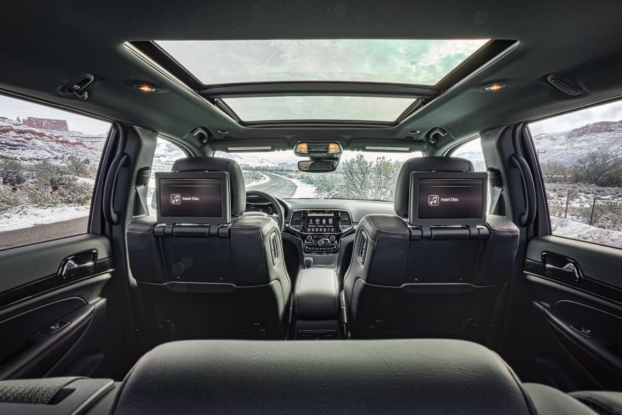Интерьер Jeep Grand Cherokee Trailhawk (WK2) 2016 года  (фото 19 из 40)
